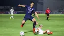 Pemain Arema FC, Hanif Sjahbandi (kiri) berebut bola dengan penyerang PSIS Semarang, Jonathan Zorilla saat laga pekan keempat BRI Liga 1 2021/2022 di Stadion Madya, Jakarta. Arema FC harus puas bermain imbang tanpa gol saat bersua PSIS Semarang. (Bola.com/Bagaskara Lazuardi)