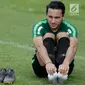 Pemain Timnas Indonesia U-23, Ezra Walian melakukan pendinginan usai mengikuti latihan di Stadion Madya, Jakarta, Kamis (14/3). Latihan ini merupakan persiapan jelang Kualifikasi Piala AFC U-23. (Bola.com/Vitalis Yogi Trisna)