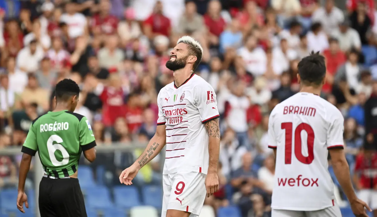 Reaksi Olivier Giroud saat bertanding melawan Sassuolo pada pertandingan lanjutan Liga Serie A Italia di stadion Mapei - Citta del Tricolore di Reggio Emilia (30/8/2022). Dengan hasil imbang ini AC Milan berada di posisi 3 dengan 8 poin. (Massimo Paolone / LaPresse via AP)