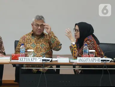 Ketua KPU Arief Budiman (tengah) didampingi Komisioner KPU Wahyu Setiawan (kiri) dan Evi Novida memimpin rapat Uji Publik Rancangan Peraturan KPU di Jakarta, Rabu (2/10/2019). Rapat membahas pencalonan, pembentukan dan tata kerja PPK, PPS dan KPPS dalam Pilkada 2020. (Liputan6.com/Angga Yuniar)
