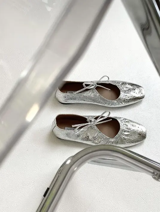 East Mount Side hadirkan sepatu kekinian dengan gaya edgy yang seru dan stylish. Tampilan sepatu yang modern dan kekinian menjadi highlight dari model-model sepatu dan sandal yang dihadirkan. [Foto: Instagram/ @Eastmountside]