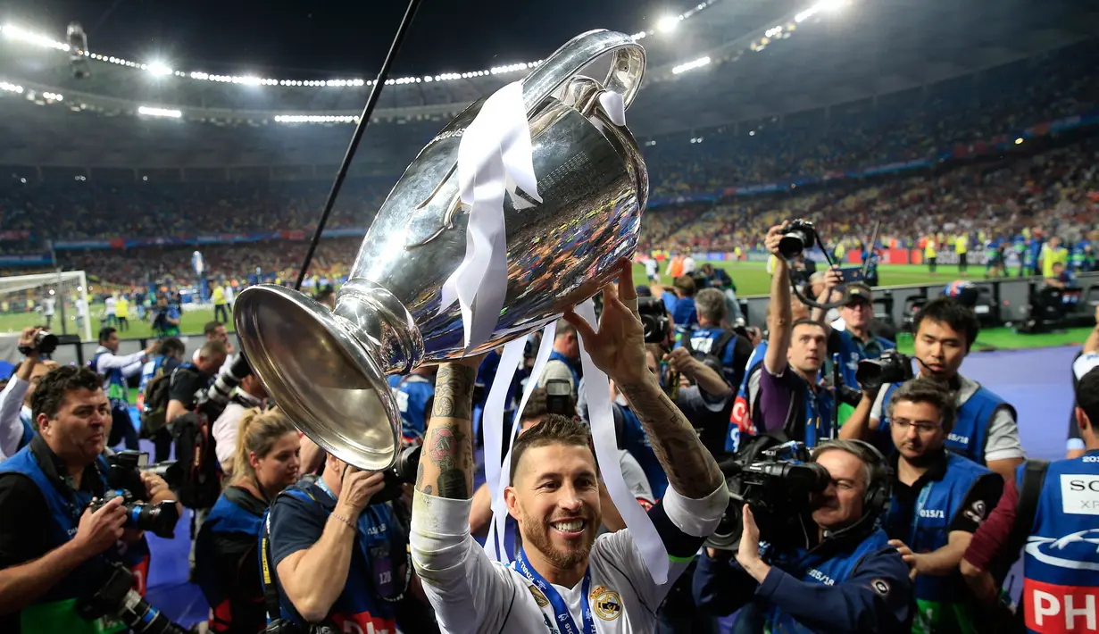 Kapten Real Madrid Sergio Ramos mengangkat piala setelah memenangkan pertandingan final Liga Champions antara Real Madrid dan Liverpool di Stadion NSK Olimpiyskiy, Ukraina (26/5). (AP/ Pavel Golovkin)