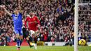 Pemain Manchester United, Marcus Rashford mencetak gol ke gawang Leicester City pada laga Liga Inggris di Stadion Old Trafford, Minggu (19/2/2023). lesakan ini menjadi gol ke-24 Marcus Rashford di lintas kompetisi musim ini. (AP Photo/Dave Thompson)