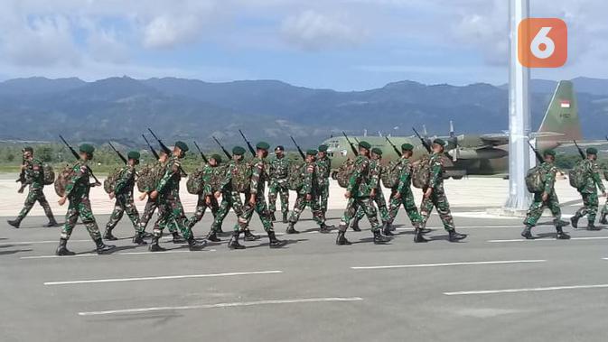 Pasukan TNI AD saat baru tiba di bandara Mutiara Sis Aljufri Palu, Jumat (15/8/2020). 1 kompi pasukan TNI itu akan bergabung dalam Satgas TInombala di Poso untuk misi perburuan kelompok MIT. (Foto: Liputan6.com/ Heri Susanto).