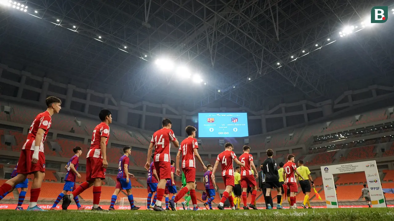 Foto: Panasnya Duel La Liga Tersaji dalam Laga International Youth Championship antara Barcelona U-18 melawan Atletico Madrid U-18 di JIS