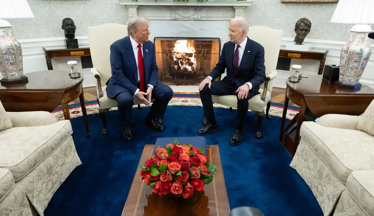 Presiden Amerika Serikat (AS), Joe Biden (kanan) mengundang Donald Trump untuk melakukan kunjungan yang sudah menjadi tradisi dalam peralihan kekuasaan di negeri tersebut. (SAUL LOEB/AFP)