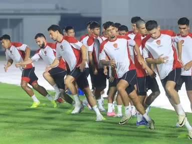 Timnas Indonesia dan Timnas Australia batal menggelar official training atau latihan resmi di Stadion Utama Gelora Bung Karno (SUGBK), Jakarta Pusat, pada Senin (9/9/2024) akibat diguyur hujan deras. Untuk menghindari rusaknya rumput SUGBK, Timnas Indonesia akhirnya menggunakan Stadion Madya dalam official training, sementara sang tamu melakoninya di Lapangan A Gelora Bung Karno. (Bola.com/M Iqbal Ichsan)