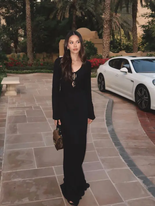 Cantiknya Alyssa Daguise dalam balutan dress panjang lengan panjang berwarna hitam. Dressnya ini memiliki detail manis berupa backless dan cut-out di bagian dada. [Foto: Instagram/alyssadaguise]