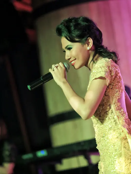 “Tembang ini saya dedikasikan untuk ibu saya yang sudah tiada. Buat Anda semua yang masih punya ibu, mumpung masih sempat. Jangan lewatkan kesempatan untuk berbuat yang terbaik bagi orang yang dicintai,” kata Meivin. (Adrian Putra/Bintang.com)