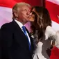 Donald Trump dan sang istri Melania di atas panggung Konvensi Partai Republik (Straits Times)