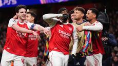 Pemain Arsenal merayakan gol yang dicetak oleh Noni Madueke ke gawang Bayern Munchen dalam laga Liga Champions 2025/2026 di Emirates Stadium, London, Rabu (26/11/2025) waktu setempat. (AP Photo/PA/John Walton)
