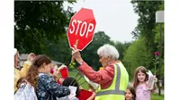 Kisah Nenek Bekerja sebagai Penyeberang Jalan Selama 55 Tahun Ini Bikin Haru (sumber: Brightside)