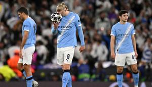Sementara, tim racikan Pep Guardiola menelan pil pahit tersingkir dari Liga Champions 2025/2026. Tampak dalam foto, ekspresi striker Manchester City asal Norwegia, Erling Haaland, setelah timnya kebobolan gol saat pertandingan leg kedua 16 besar Liga Champions 2025/2026 melawan Real Madrid di Etihad Stadium, barat laut Inggris, pada Selasa 17 Maret 2026 waktu setempat atau Rabu (18/3) dini hari WIB. (Oli SCARFF/AFP)