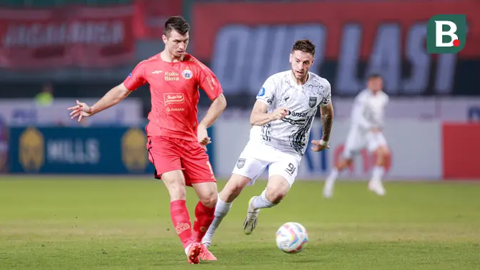 <p>Pemain Borneo FC, Felipe Cadenazzi (kanan) berusaha merebut bola dari pemain Persija Jakarta, Ondrej Kudela, dalam pertandingan pekan ketujuh BRI Liga 1 2023/2024 yang berlangsung di Stadion Patriot Candrabhaga, Bekasi, Rabu (9/8/2023). (Bola.com/Bagaskara Lazuardi)</p>