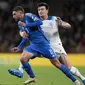 Pemain Timnas Inggris, Harry Maguire (kanan), menjaga pergerakan pemain Timnas Italia, Domenico Berardi dalam laga lanjutan Kualifikasi Euro 2024 yang digelar di Wembley, London pada Rabu (18/10/2023) dini hari WIB. (AP Photo/Kirsty Wigglesworth)