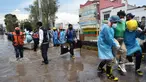 Staf medis mengevakuasi pasien Rumah Sakit IMSS di Tula de Allende, negara bagian Hidalgo, Meksiko,  (7/9/2021). Sedikitnya 16 pasien meninggal setelah banjir melanda sebuah rumah sakit di Meksiko tengah dan mengganggu pasokan listrik, kata pihak berwenang. (AFP/Francisco Villeda)