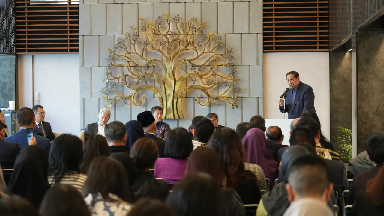 Mantan Presiden RI ke-6 Susilo Bambang Yudhoyono (SBY) bedah buku "Standing Firm for Indonesia's Democracy" di KBRI Tokyo, Jepang, Jumat (7/3/2023). (Dok KBRI Tokyo)