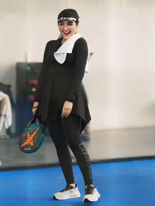 Tak ketinggalan, sepatu olahraga putih dengan desain sol tebal memberikan kenyamanan maksimal saat bergerak di lapangan. Gaya sporty chic ala Ashanty membuktikan bahwa aktif bergerak tak harus meninggalkan sentuhan fashionable. [@ashanty_ash].