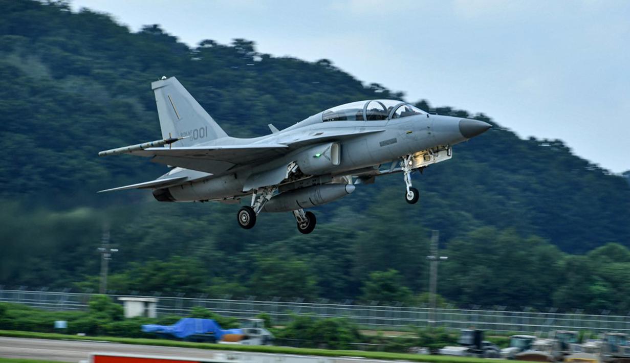 Korea Utara terus-menerus menguji apa yang disebutnya "rudal jelajah strategis" sejak akhir 2021. Beberapa analis mengatakan rudal itu bisa berujung bom nuklir. Sambil memodernisasi dan memperkuat kekuatan angkatan lautnya, Korea Utara memamerkan drone serangan bawah air berkemampuan nuklir baru pada Maret. (Handout/South Korean Defence Ministry/AFP)