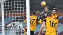 Striker Burnley, Ashley barnes (tengah), menyundul bola yang menghasilkan gol pertama timnya ke gawang Wolverhampton Wanderers dalam laga lanjutan Liga Inggris pekan ke-14 di Turf Moor Stadium, Senin (21/12/2020). Burnley menang 2-1 atas Wolverhampton. (AFP/Peter Powell/Pool)