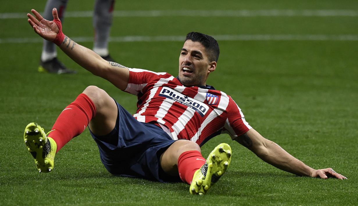 Beberapa orang berpendapat bahwa Luis Suarez merupakan pemain yang kerap melakukan diving di momen-momen tertentu. Aksi pemain Uruguay tersebut juga beberapa kali diketahui oleh wasit yang sedang memimpin pertandingan. (Foto: AFP/Gabriel Bouys)