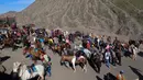 Puluhan joki berkuda menunggu wisatawan yang akan turun dari Gunung Bromo di Taman Nasional Bromo Tengger Semeru, Jawa Timur, Sabtu (4/11). Joki akan mendampingi wisatawan keliling kawasan Gunung Bromo. (Liputan6.com/Fery Pradolo)