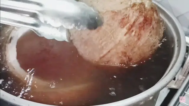 Sangat Praktis, Ini Cara Keluarkan Daging Kelapa dari Tempurung Tanpa Diiris
