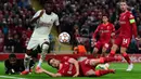 The Reds tampil menekan sejak awal babak pertama. Pada menit ke-9, Mohamed Salah mencoba melepaskan umpan silang, namun membentur badan Fikayo Tomori (kiri atas) dan berubah menjadi gol. (Foto: AFP/Paul Ellis)