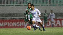 Pemain Persib Bandung U-21, Zola berusaha melewati pemain PS TNI U-21 di Stadion Pakansari, Bogor, Minggu (21/8/2016). PS TNI U-21 menang 2-1. (Bola.com/Nicklas Hanoatubun)