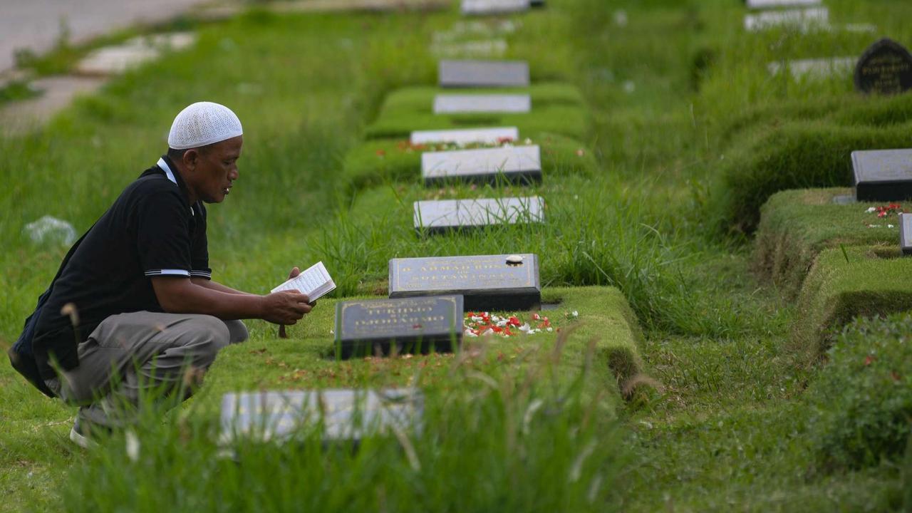 Ziarah kubur di makam khusus korban Covid-19 Srengseng Sawah