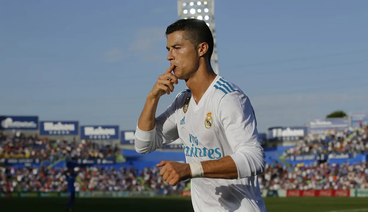 Striker Real Madrid, Cristiano Ronaldo, melakukan selebrasi usai mencetak gol ke gawang Getafe pada laga La Liga Spanyol Stadion Coliseum Alfonso Perez, Sabtu (14/10/2017). Real Madrid menang 2-1 atas Getafe. (AP/Paul White)