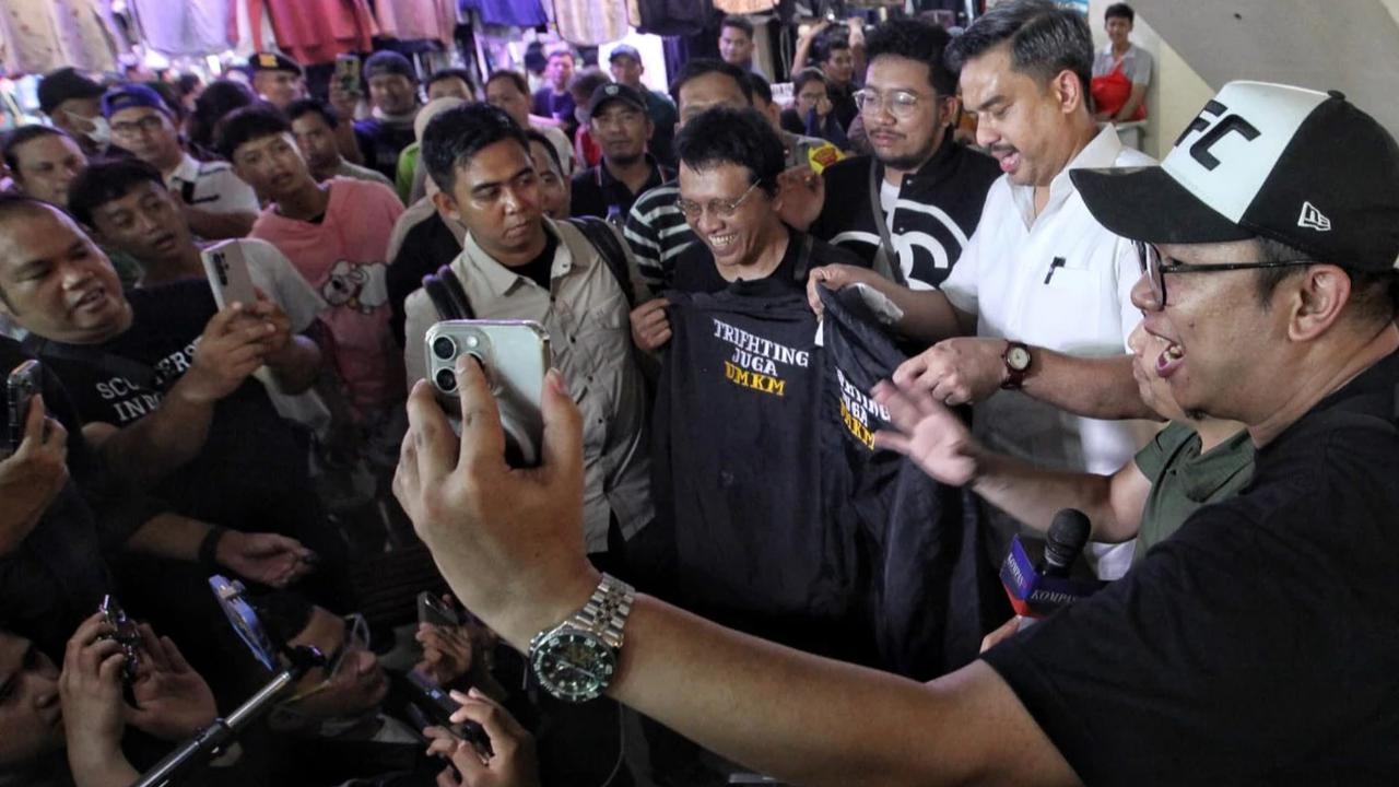 FOTO: Menteri UMKM Tinjau Aktivitas Thrifting di Pasar Senen, Pedagang Sampaikan Aspirasi
