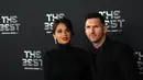 Pemain Paris Saint-Germain asal Argentina, Lionel Messi (kanan) dan istrinya Antonela Roccuzzo berpose setibanya pada acara The Best FIFA Football Awards 2022 di Paris, Prancis, 27 Februari 2023. Keduanya tampak mengumbar kemesraan sepanjang acara. (FRANCK FIFE/AFP)