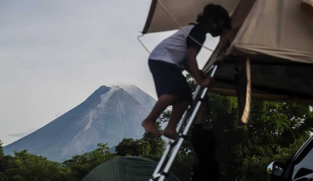 Asap mengepul dari Gunung Merapi di Yogyakarta, Sabtu (23/1/2021). Kepala BPPTKG Hanik Humaida dalam keterangan resminya di Yogyakarta, Sabtu menjelaskan guguran lava pijar itu meluncur ke arah barat daya atau hulu Kali Krasak dan Boyong. (AFP/Agung Supriyanto)