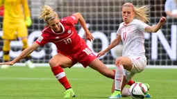 Penyerang Swiss, Lara Dickenmann (kanan) mengontrol bola dari kejaran Bek Kanada, Lauren Sesselmann saat Piala Dunia wanita 2015 di BC Place Stadium, Senin (22/6/2015). Kanada menang 1-0 atas Swiss lewat gol Josee Belanger. (Reuters/Anne Marie Sorvin)