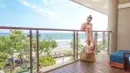 Shandy Aulia kerap membagikan kegemasan gaya kembarannya dengan Claire seperti saat sama-sama memakai dress warna nude di balkon hotel saat liburan ke Bali. Bisa jadi inspirasi gaya ibu dan anak lainnya. (Instagram @shandyaulia)