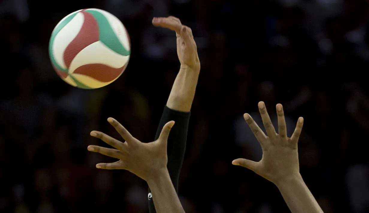 Pevoli AS, Lauren Paolini, sedang melakukan spike ke arah pertahanan Peru dalam Pan Am Games 2015 di Toronto, Kanada. (16/7/2015). (AP Photo/Rebecca Blackwell)