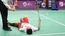 Kondisi kaki tunggal putra Indonesia, Anthony Ginting yang memburuk dan tidak bisa melanjutkan pertandingan melawan pemain China, Shi Yuqi pada final Bulutangkis Beregu Putra Asian Games 2018 di Jakarta, Rabu (22/8).  (Liputan6.com/Helmi Fithriansyah)