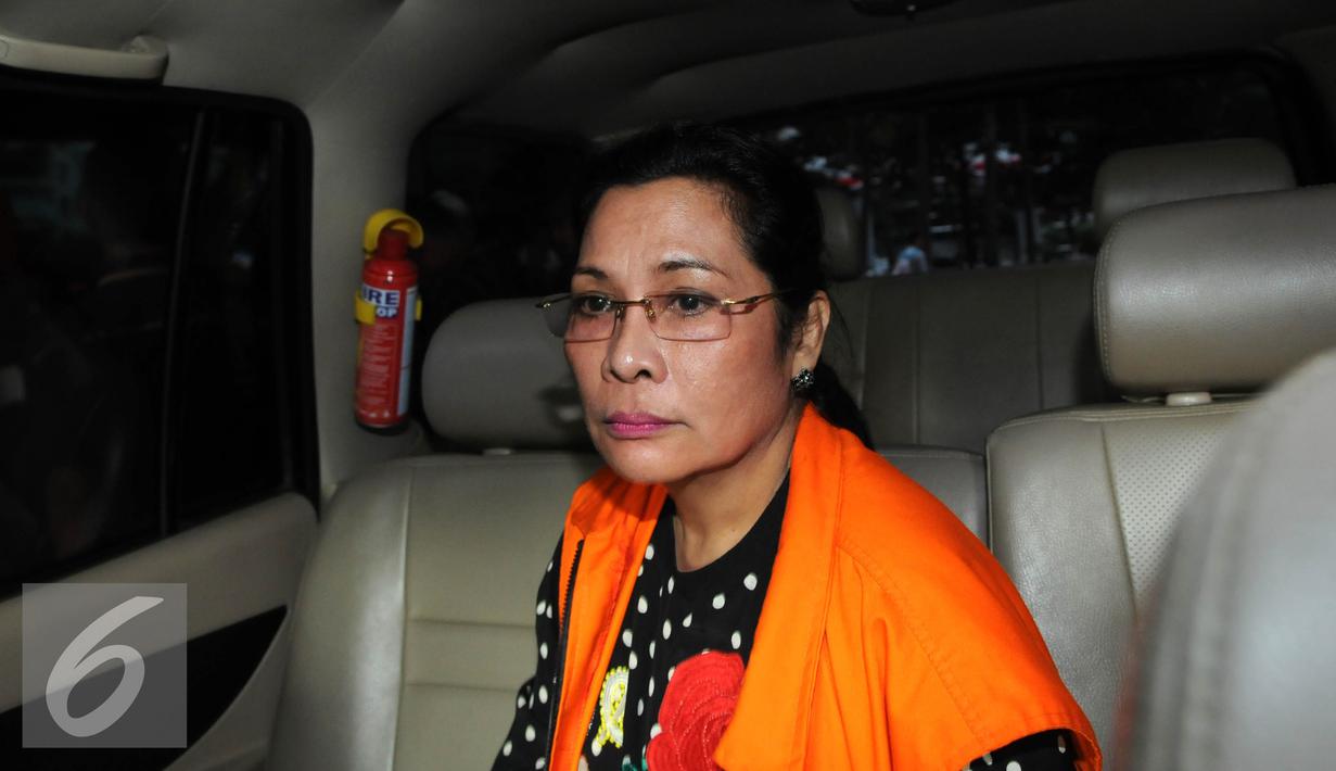 Kuasa hukum Saipul Jamil, Berthanatalia Ruruk Kariman berada di dalam mobil usai menjalani pemeriksaan KPK, Jakarta, Kamis (11/8). Kasus dugaan suap pengurangan vonis Saipul Jamil siap disidangkan karena dinyatakan p21. (Liputan6.com/Helmi Afandi)