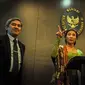 Menteri Kelautan dan Perikanan Susi Pudjiastuti (tengah) menjawab pertanyaan wartawan usai bertemu Sekretaris Angkatan Laut Amerika Serikat Ray Mabus di Jakarta, Senin (23/3/2015).  (Liputan6.com/Faizal Fanani)