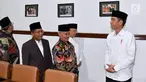 Presiden Joko Widodo atau Jokowi (kanan) saat berkunjung ke Kantor Majelis Ulama Indonesia (MUI) Jawa Barat, Selasa (17/4). Lawatan ini dilakukan dalam kunjungan kerjanya ke Jawa Barat. (Liputan6/Pool/Biro Pers Setpres)