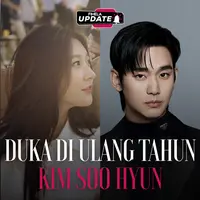 Kabar duka datang dari dunia hiburan Korea Selatan. Aktris Kim Sae Ron ditemukan meninggal dunia pada 16 Februari 2025, bertepatan dengan ulang tahun Kim Soo Hyun. Kepergian mendadaknya memunculkan kembali rumor yang pernah mengaitkan keduanya. Simak informasi selengkapnya di video berikut!