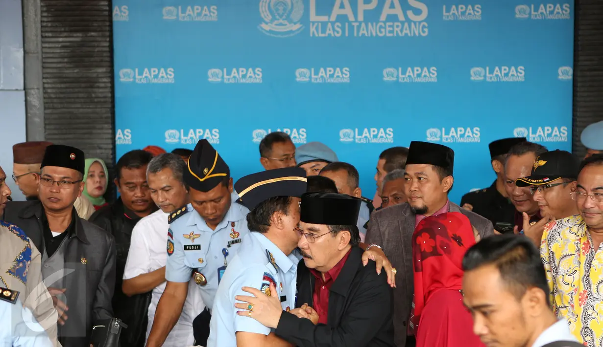 Terpidana kasus pembunuhan, Antasari Azhar memeluk Kalapas Kelas 1 Kota Tangerang Arpan ketika keluar bebas dari dalam penjara, Kamis (10/11). Mantan Ketua KPK itu bebas bersyarat setelah mendekam selama 7 tahun 6 bulan. (Liputan6.com/Fery Pradolo)