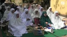 Rabu, (26/4/2017), warga Manggarai menutup akses jalan masuk kepemukiman, PT KAI berencana akan melakukan relokasi