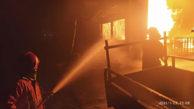 Kebakaran melanda UPTD Logam Purbalingga, satu orang tewas satu lainnya luka. (Foto: Liputan6.com/BPBD PBG)