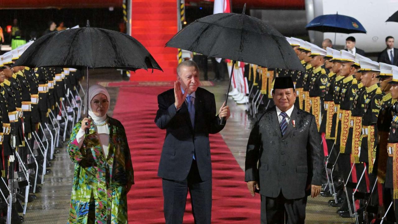 VIDEO: Tiba di Indonesia, Sapaan Hangat Erdogan ke Prabowo: Assalamualaikum, How Are You?