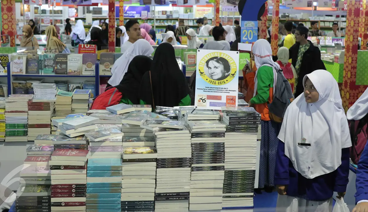 Sejumlah orang memadati pameran Islamic Book Fair 2016 di Jakarta, Selasa (1/3). Ratusan penerbit meramaikan pameran buku keislaman terbesar di Indonesia itu dengan penawaran diskon mulai dari 20%-80%. (Liputan6.com/Angga Yuniar)