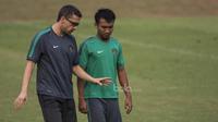 Pelatih kebugaran Timnas Indonesia, Florent Motta, berdiskusi dengan Muhammad Hargianto saat latihan jelang laga persahabatan Puerto Rico di Lapangan SPH Karawaci, Banten, Sabtu (10/6/2017). (Bola.com/Vitalis Yogi Trisna)
