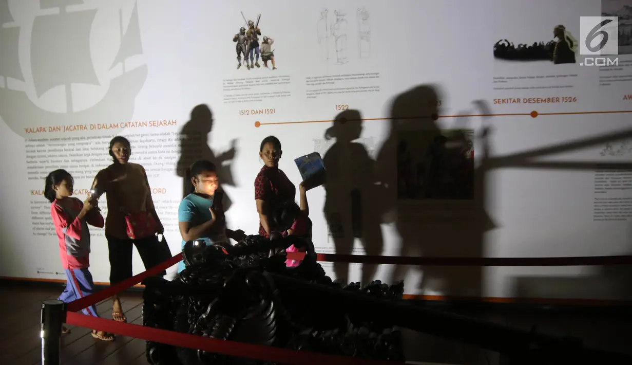 Pengunjung berkeliling Museum Fatahillah dan Museum Wayang, Kota Tua, Jakarta, Selasa (26/6). Pemprov DKI menggratiskan biaya masuk sejumlah museum menyambut HUT ke-491 Jakarta. (Liputan6.com/Arya Manggala)