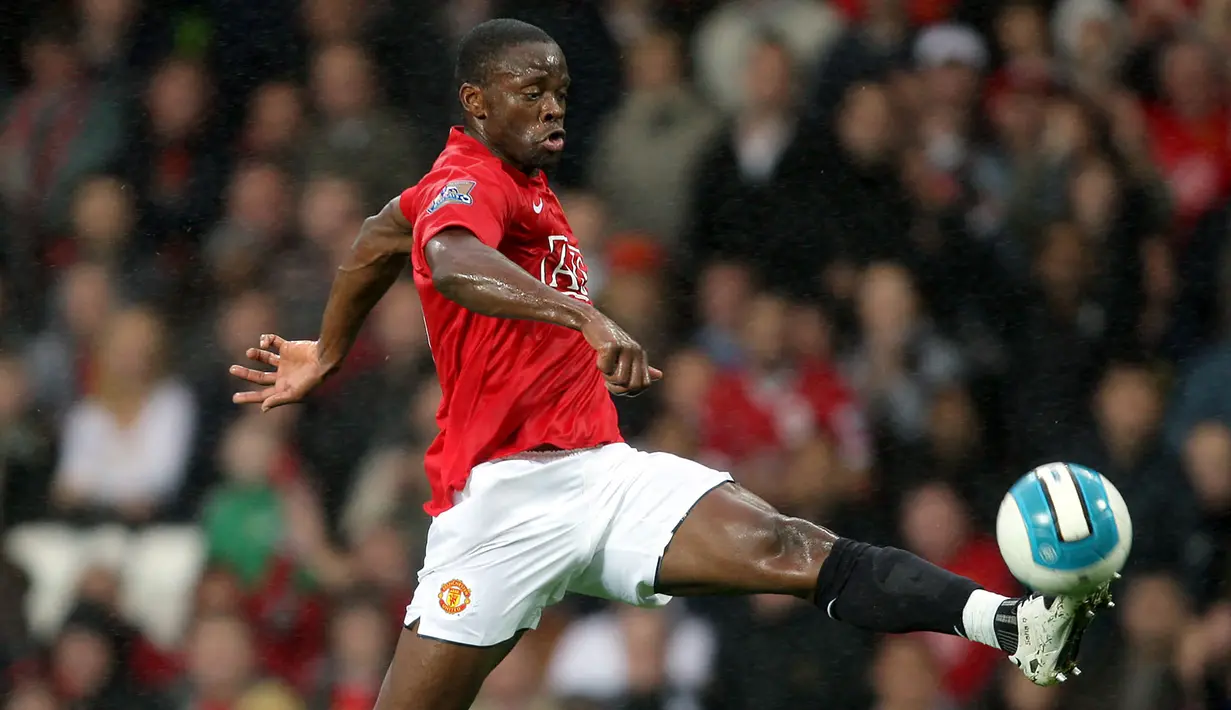Louis Saha. Striker yang telah pensiun ini didatangkan Manchester United dari Fulham pada tengah musim 2003/2004 dengan nilai transfer sebesar 17,5 juta euro atau setara Rp.287 miliar. Total 4,5 musim, ia tampil dalam 124 laga dengan torehan 42 gol dan 20 assist. (AFP/Andew Yates)